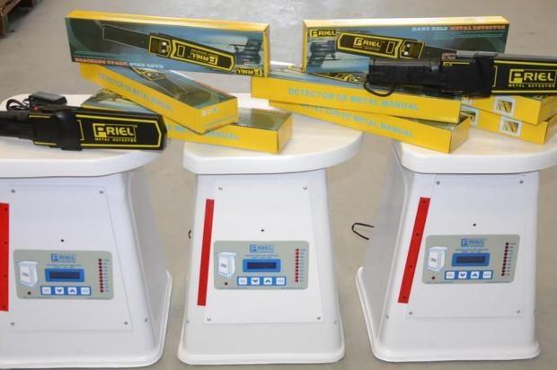 Estado compra 300 detectores de metal para barrar celulares nos presídios