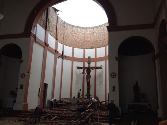 Desaba parte do teto de Igreja no centro de Alfredo Wagner