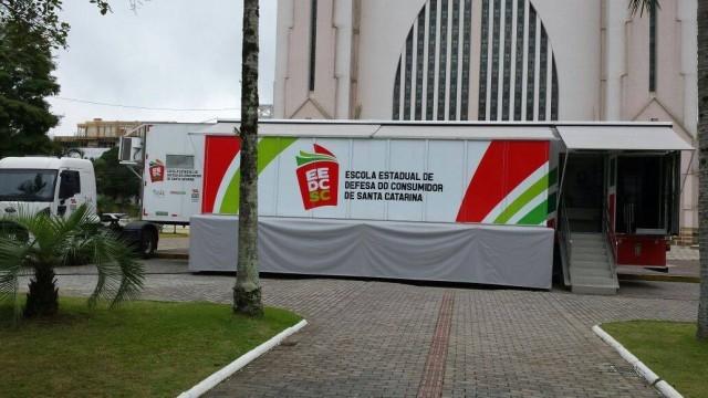 Unidade Móvel da Escola Estadual de Defesa do Consumidor está instalada no centro de Ituporanga 