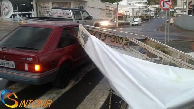 Veículo é atingido por placa de publicidade no centro de Ituporanga