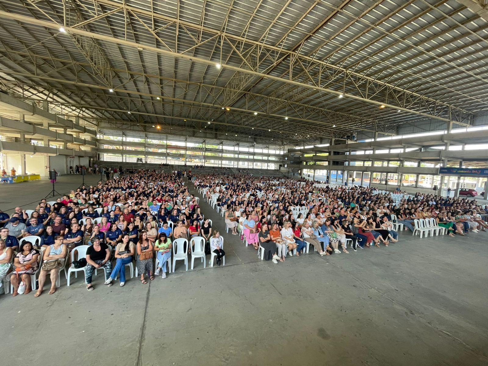Abertura do ano letivo da Amavi reúne cerca de 2 mil professores no Parque da Cebola