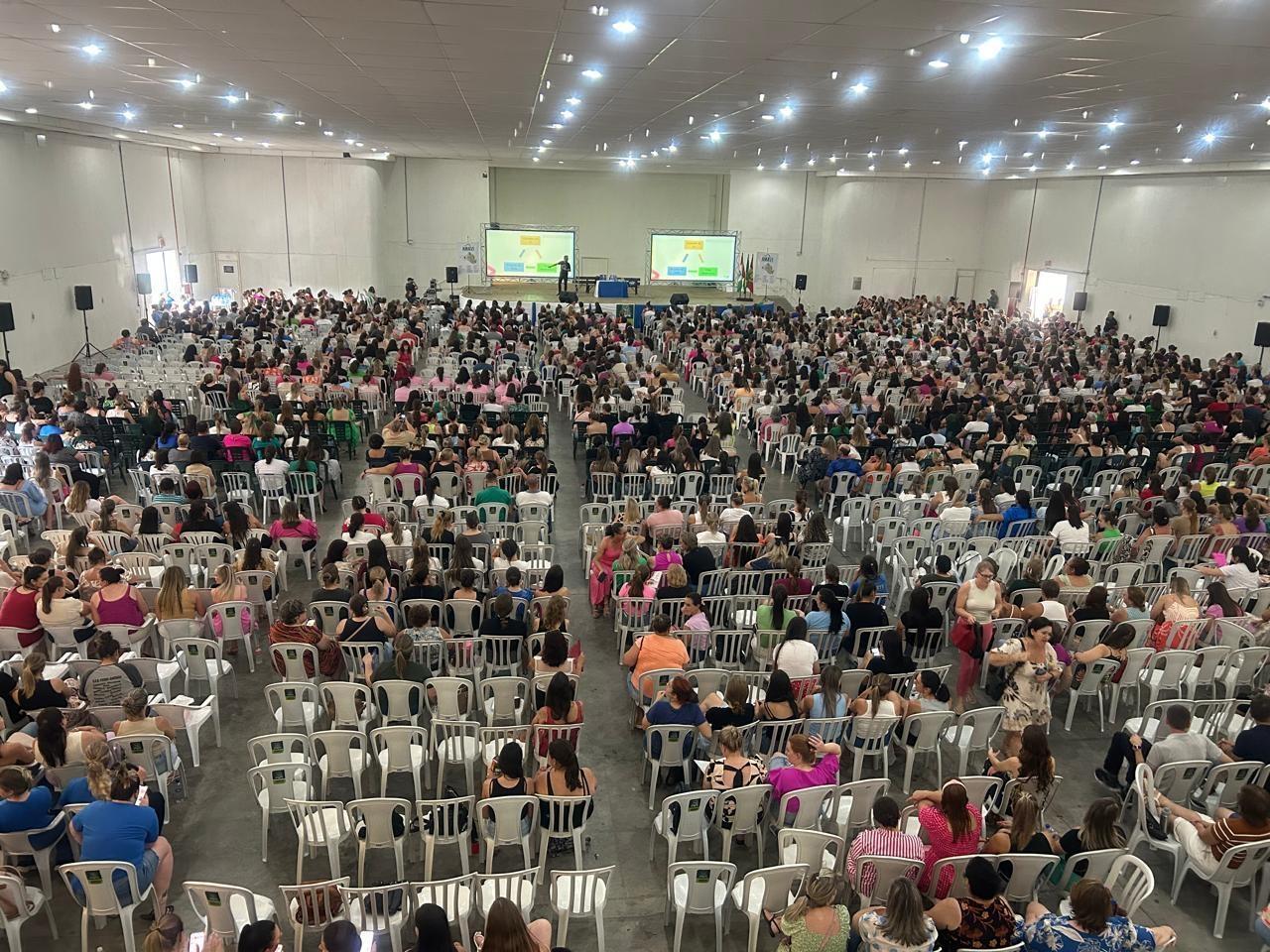 Abertura do ano letivo de 2025 reúne professores de todo o Alto Vale em Ibirama