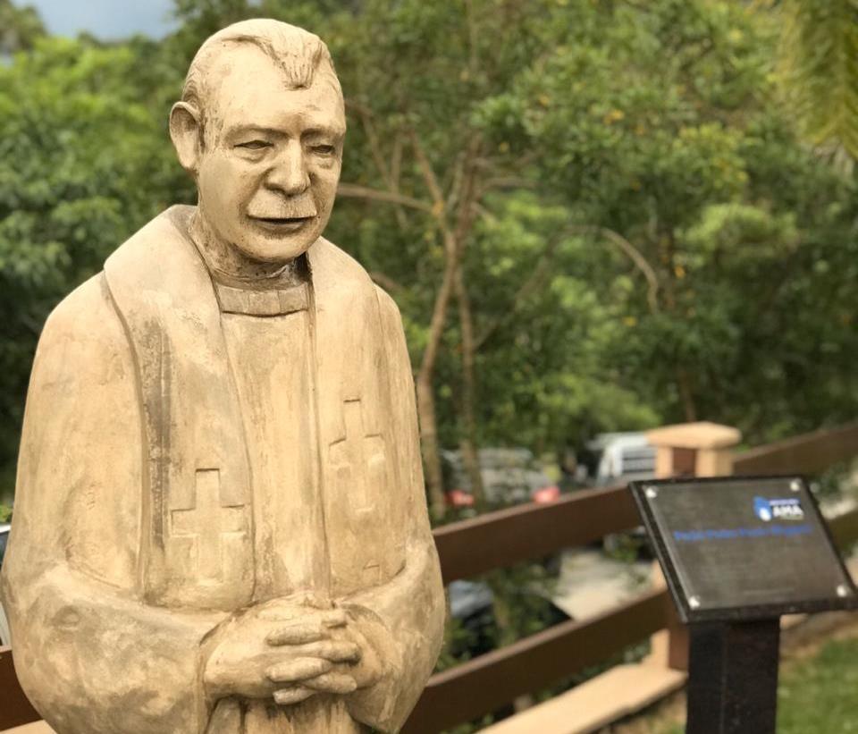 Abrigo Mão Amiga inaugura estátua em homenagem ao Padre Pedro Paulo Wiggers