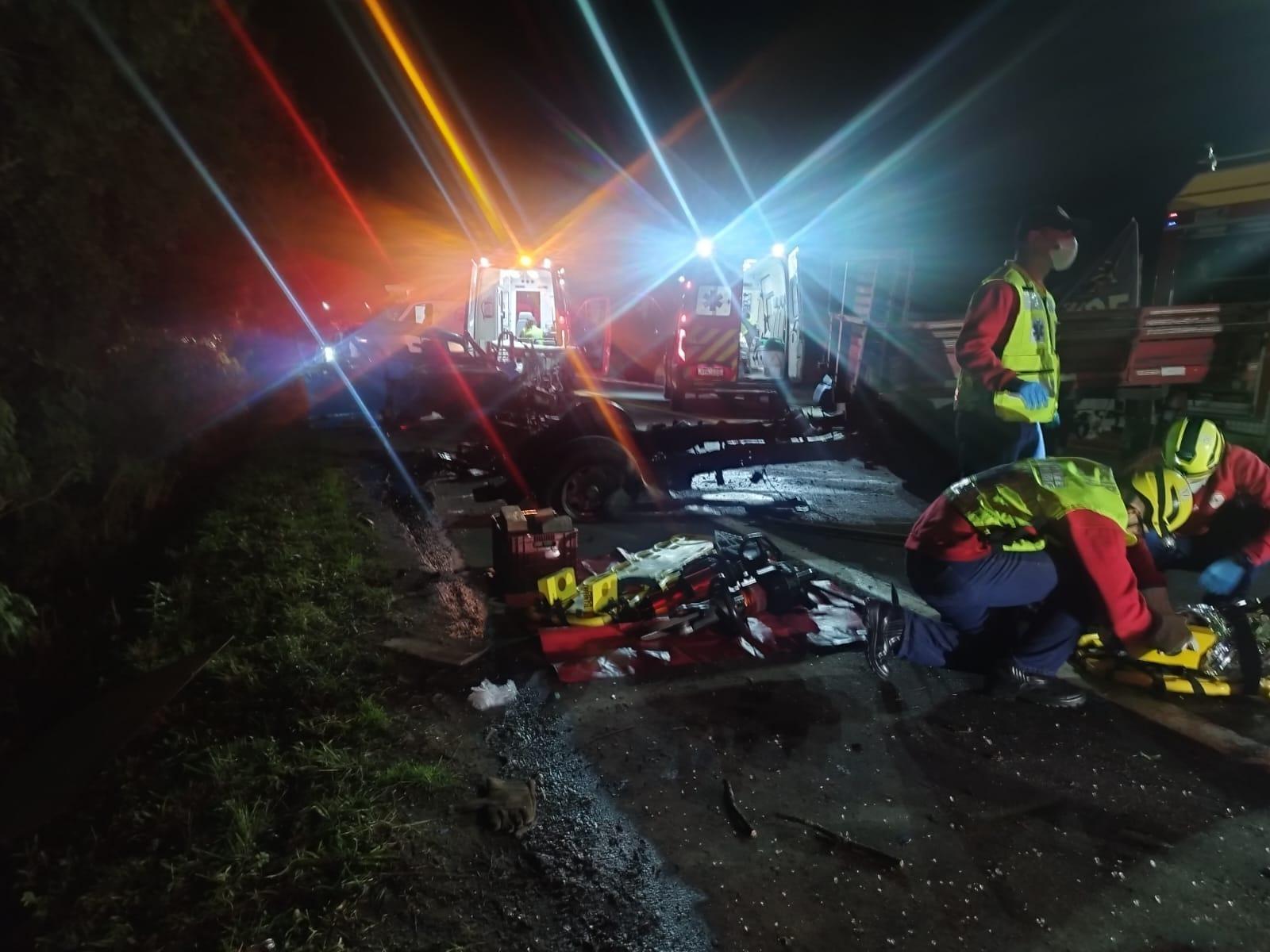 Acidente com três veículos deixa quatro feridos e um motorista foge do local