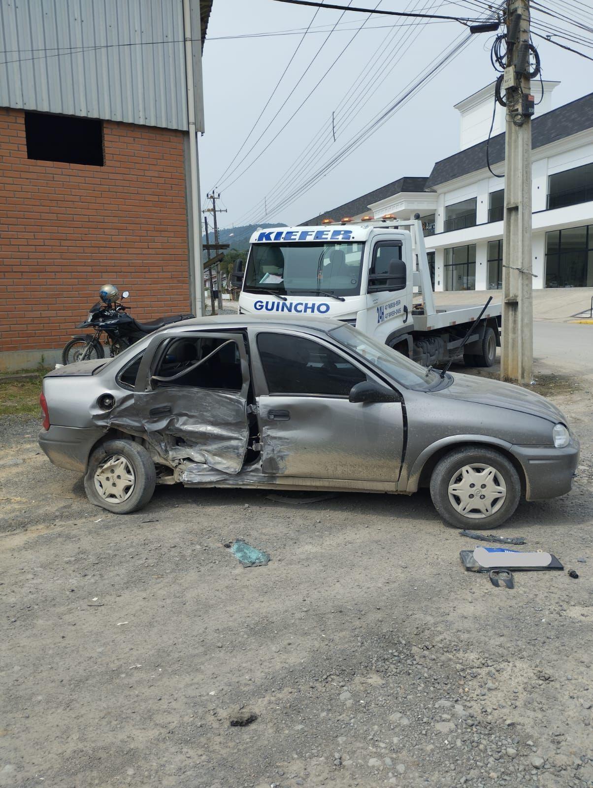 Acidente deixa avô e neto feridos após colisão entre veículos