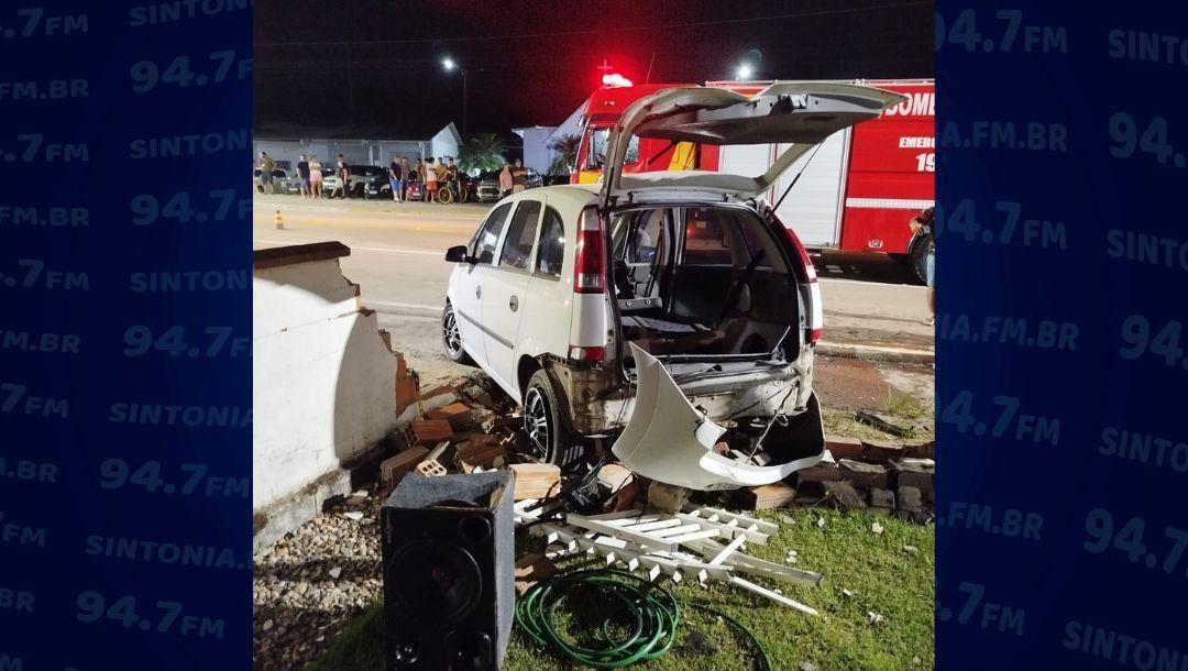 Acidente deixa mulher ferida em Meriva, estragos em muro e condutor de Palio foge do local