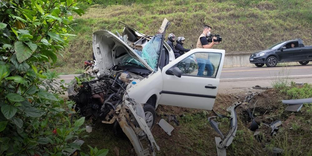 Acidente deixa quatro feridos e interdita BR-470