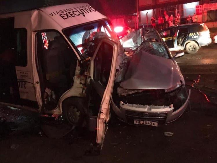 Acidente entre carro e van deixa 3 mortos e 16 feridos na BR-470