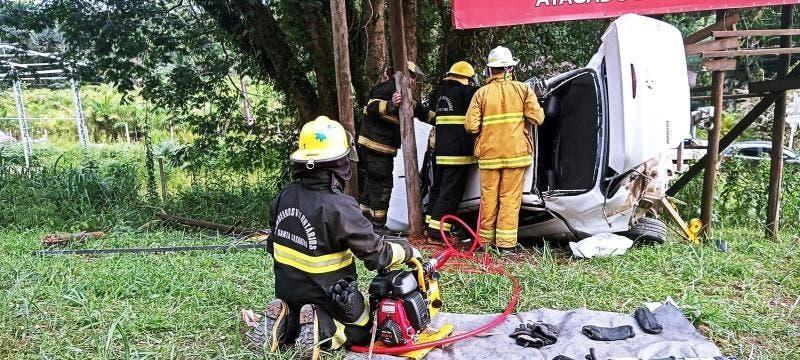 Acidente entre dois veículos mata uma pessoa e interdita BR-470