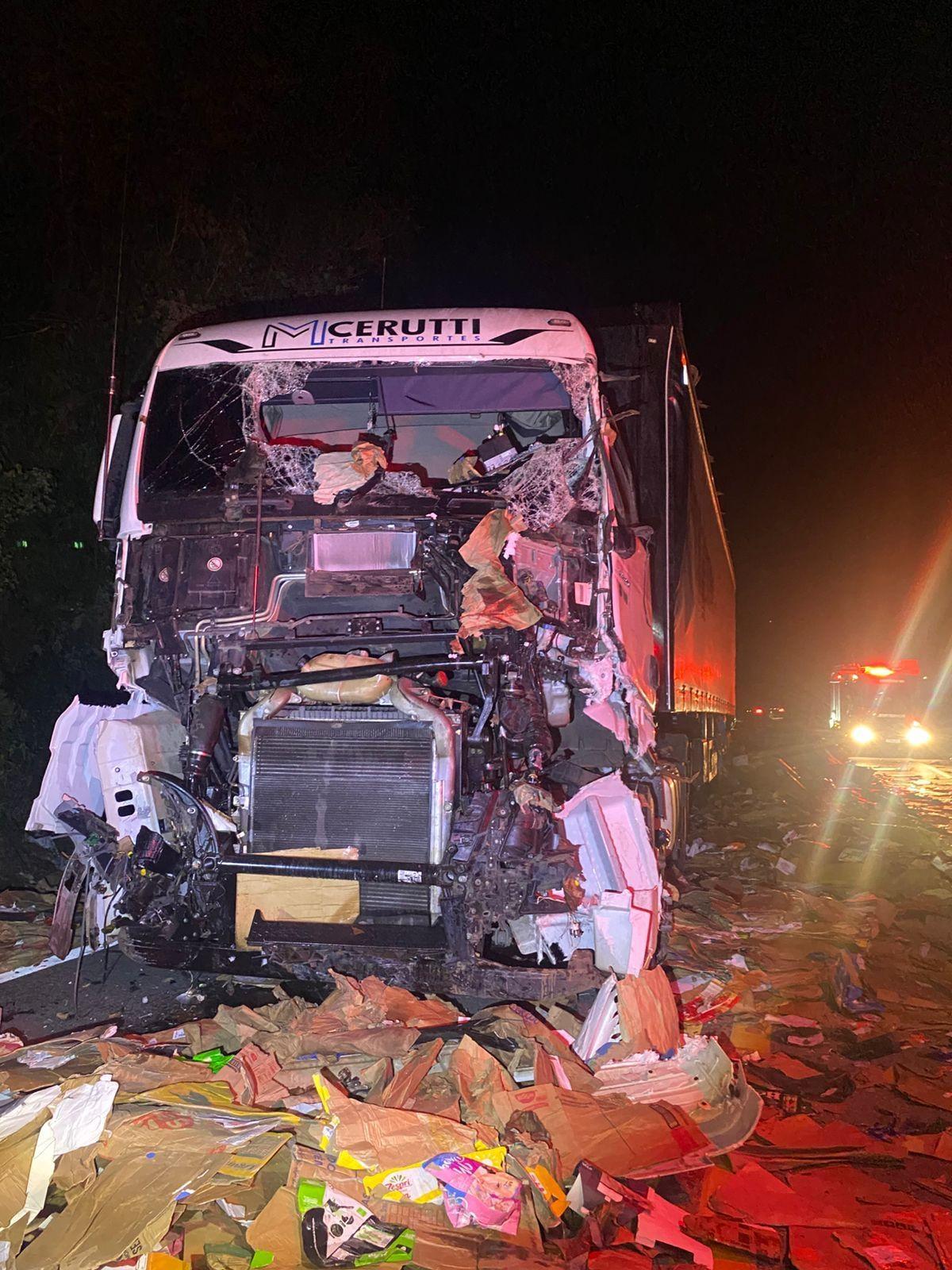 Acidente entre três veículos pesados mobiliza equipes de resgate na BR-282 em Alfredo Wagner