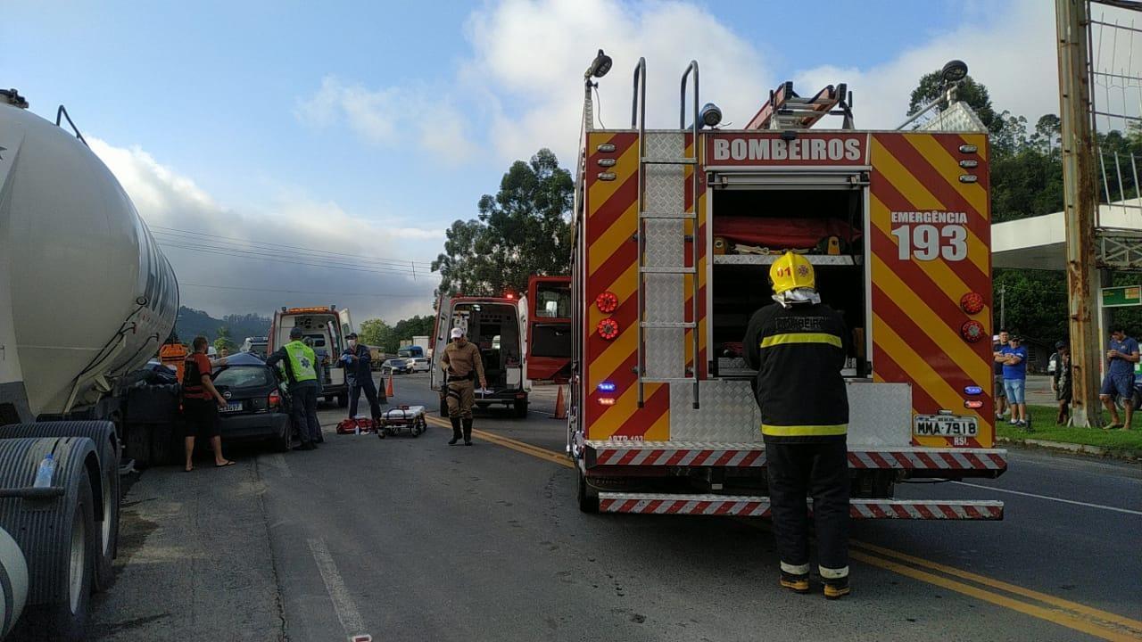 Duas pessoas morrem em acidente entre carro e caminhão na SC-350 em Aurora