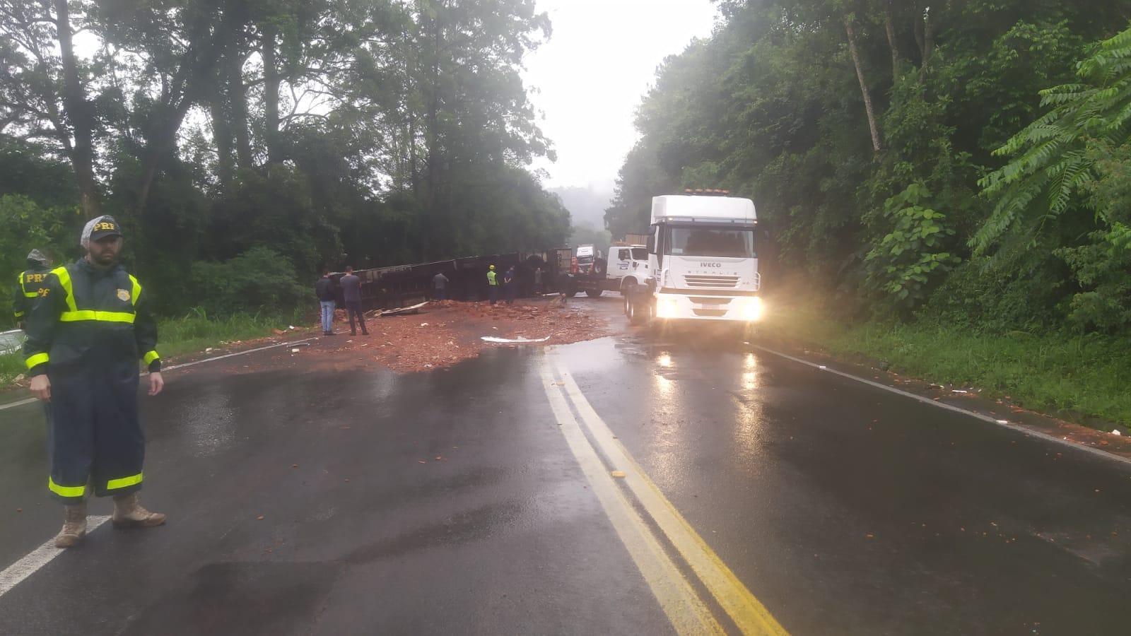 Acidente grave envolve cinco veículos e deixa dois feridos na BR-470