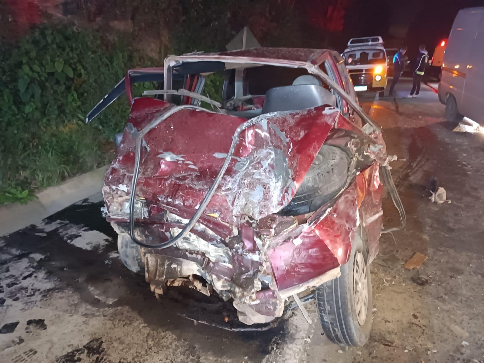 Acidente na BR 470 deixa três feridos na noite deste domingo
