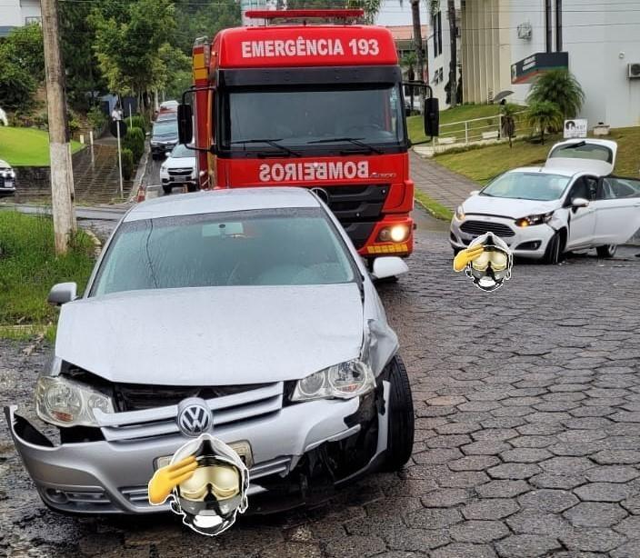 Acidente na manhã desta quinta-feira (6) envolve três veículos no centro de Ituporanga