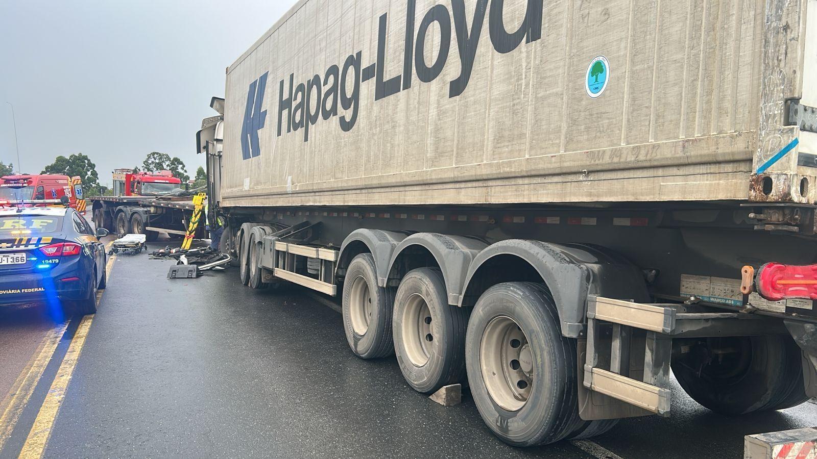 Acidente na BR 470 deixou uma pessoa ferida e causou bloqueio total da rodovia durante a tarde.