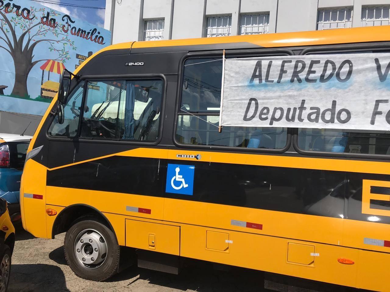 Administração de Alfredo Wagner adquire novo ônibus para o transporte escolar
