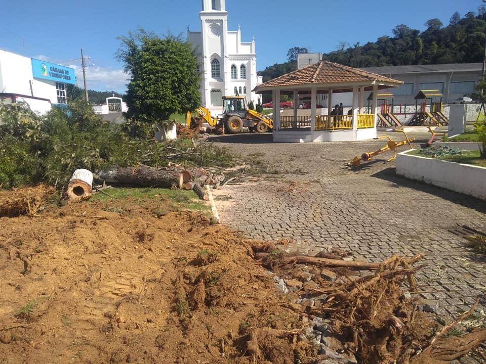 Administração de Aurora faz reparos na Praça no Central do Município