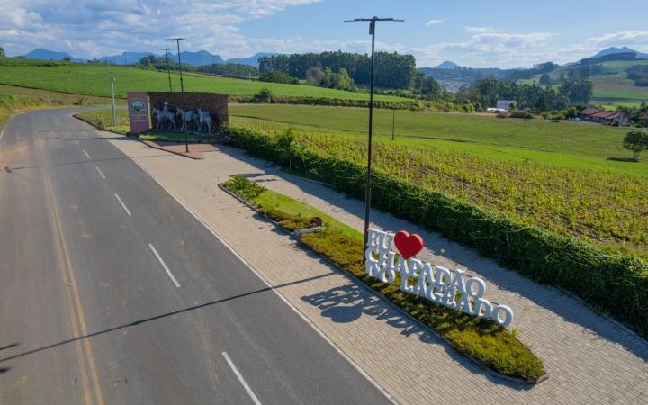 Administração de Chapadão do Lageado instala placas de sinalização no interior do município