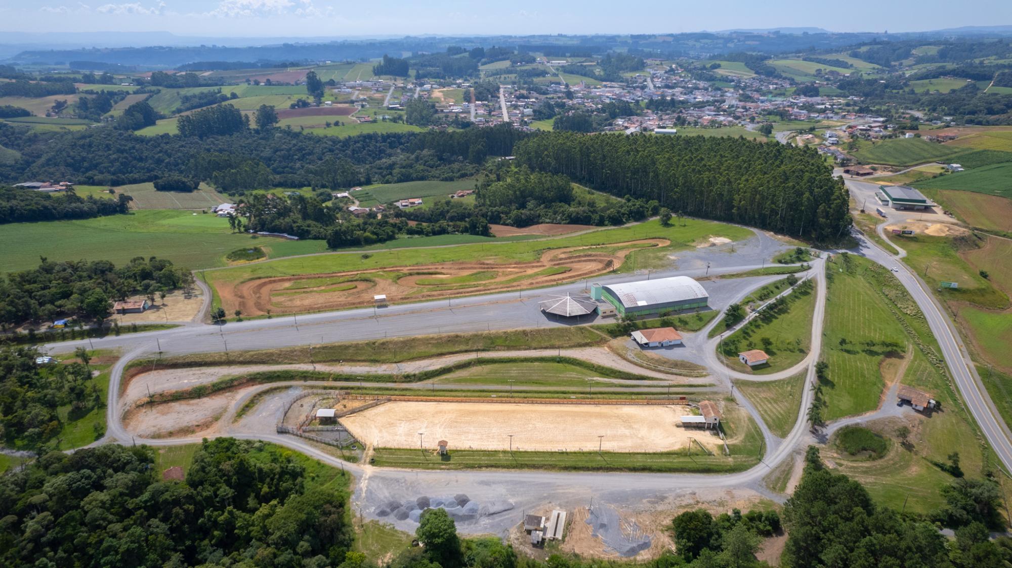 Administração de Imbuia deixa parque de exposições pronto para eventos 