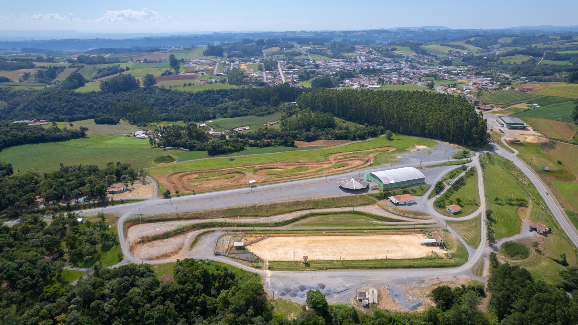 Administração de Imbuia realiza ajustes no Parque de Eventos para sediar rodeio crioulo