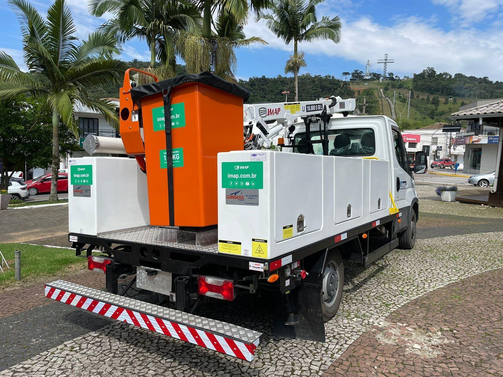 Administração de Ituporanga adquire caminhão adaptado para fazer a manutenção da iluminação pública