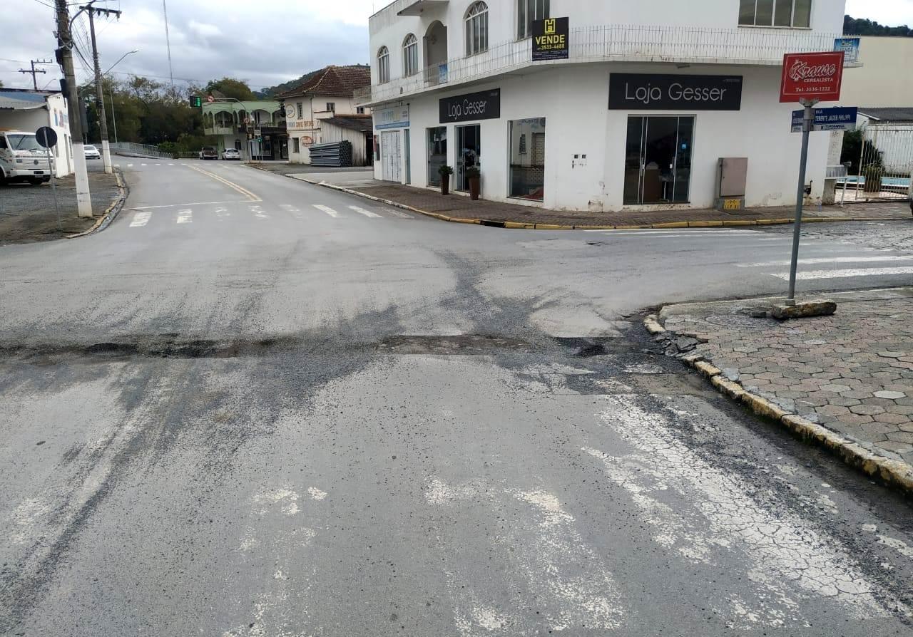 Administração de Ituporanga notifica e exige que Casan feche os buracos deixados durante execução de obras