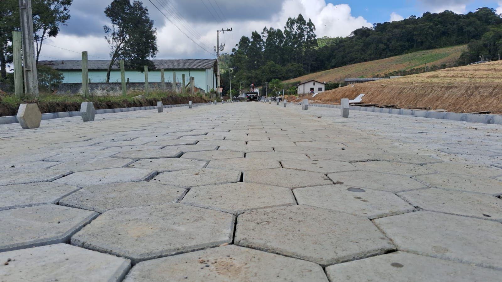 Administração de Leoberto Leal inicia cronograma de pavimentação em diversas comunidades e revitalização de ruas no centro