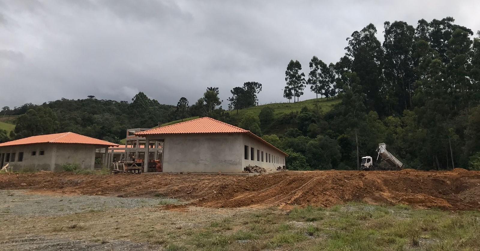 Administração de Petrolândia inicia obra de aterro na área destinada à construção de uma quadra esportiva