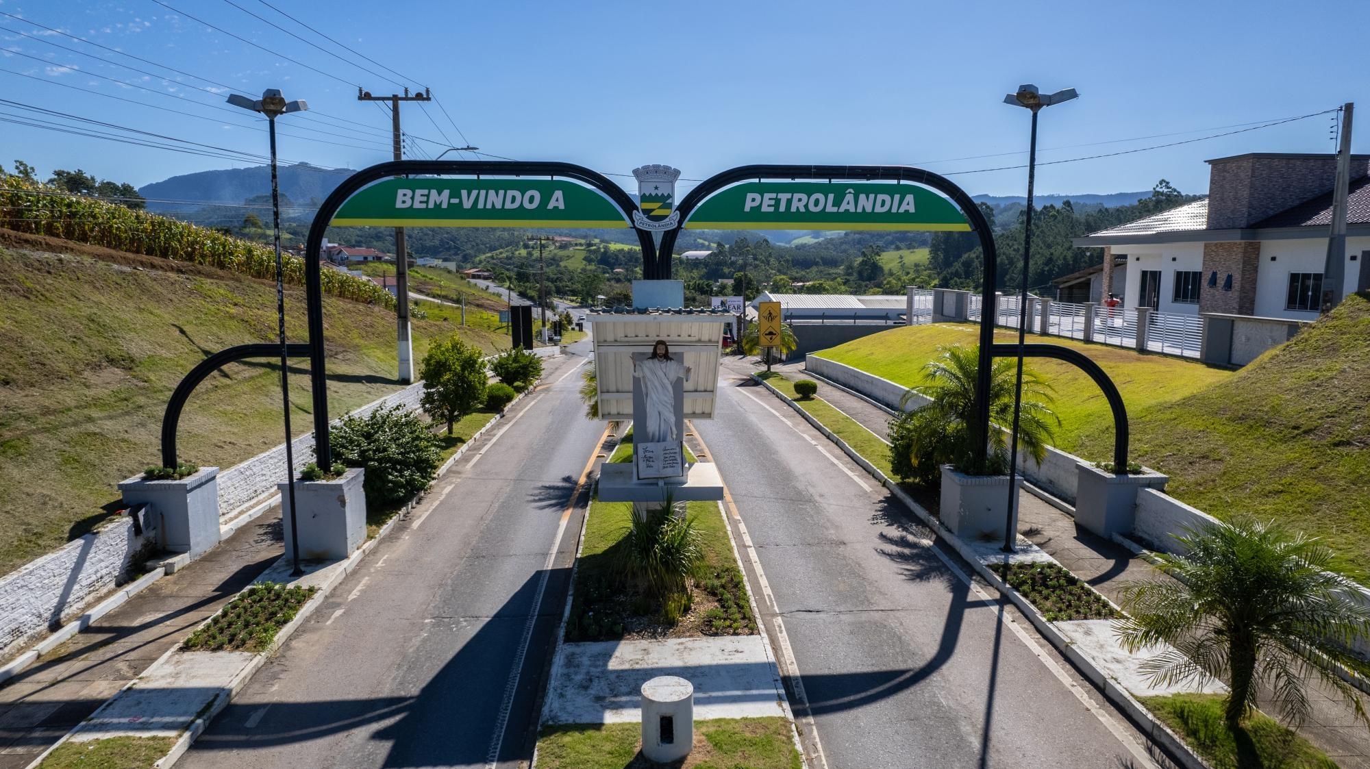 Administração de Petrolândia paga apenas parte da decoração de Natal e aplica multa à empresa por descumprimento de contrato