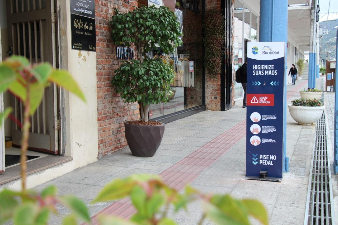 Administração de Rio do Sul instala totens com álcool gel para a população