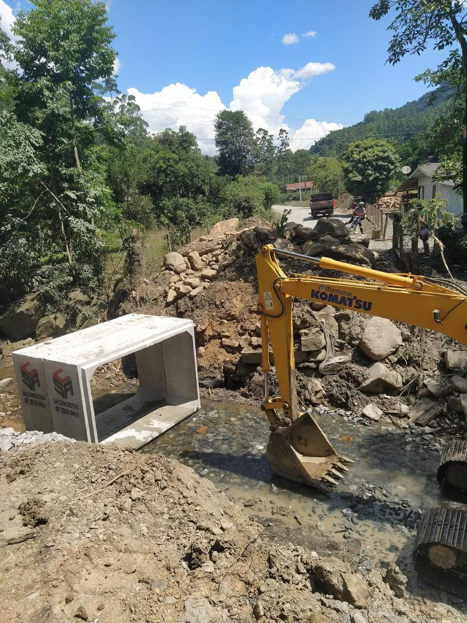 Administração de Vidal Ramos instala galeria de concreto na Estrada Geral do Molungu