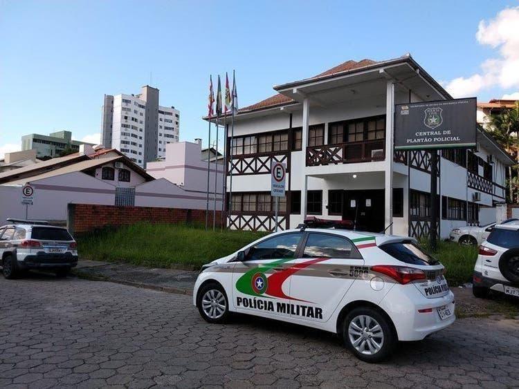 Adolescente de 12 anos esfaqueia ex-padrasto para proteger a mãe em Santa Catarina 