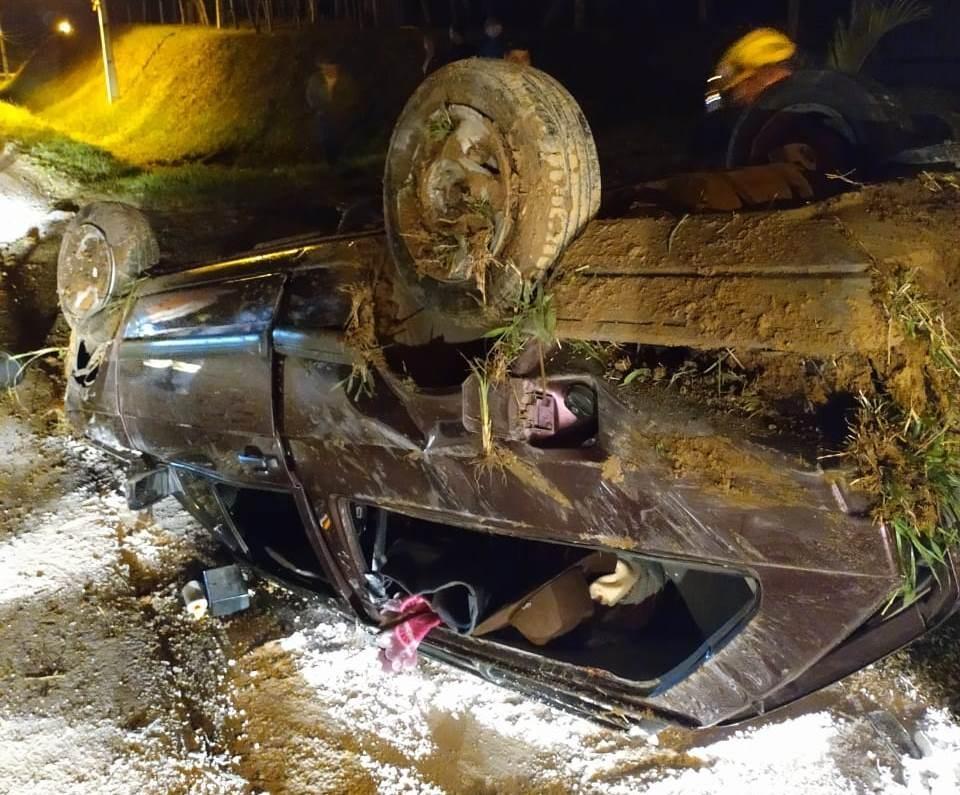 Adolescente de 17 anos capota carro na SC-281, em Imbuia