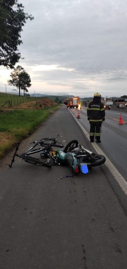 Adolescente e ciclista ficam feridos em colisão na BR-470, em Pouso Redondo