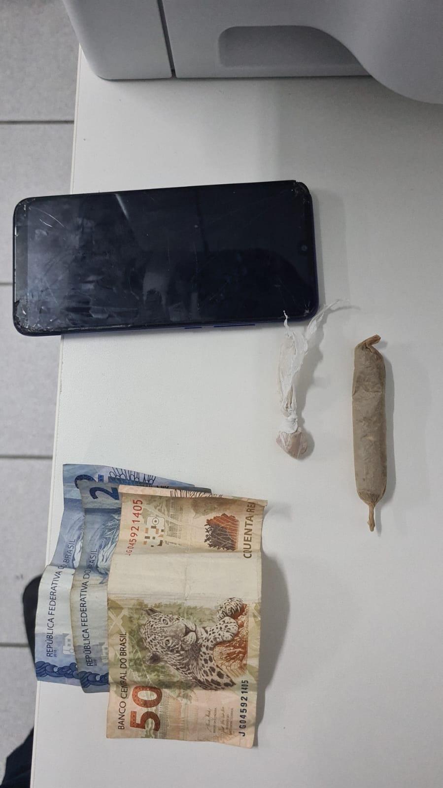 Adolescente é conduzido à delegacia após ser flagrado portando drogas