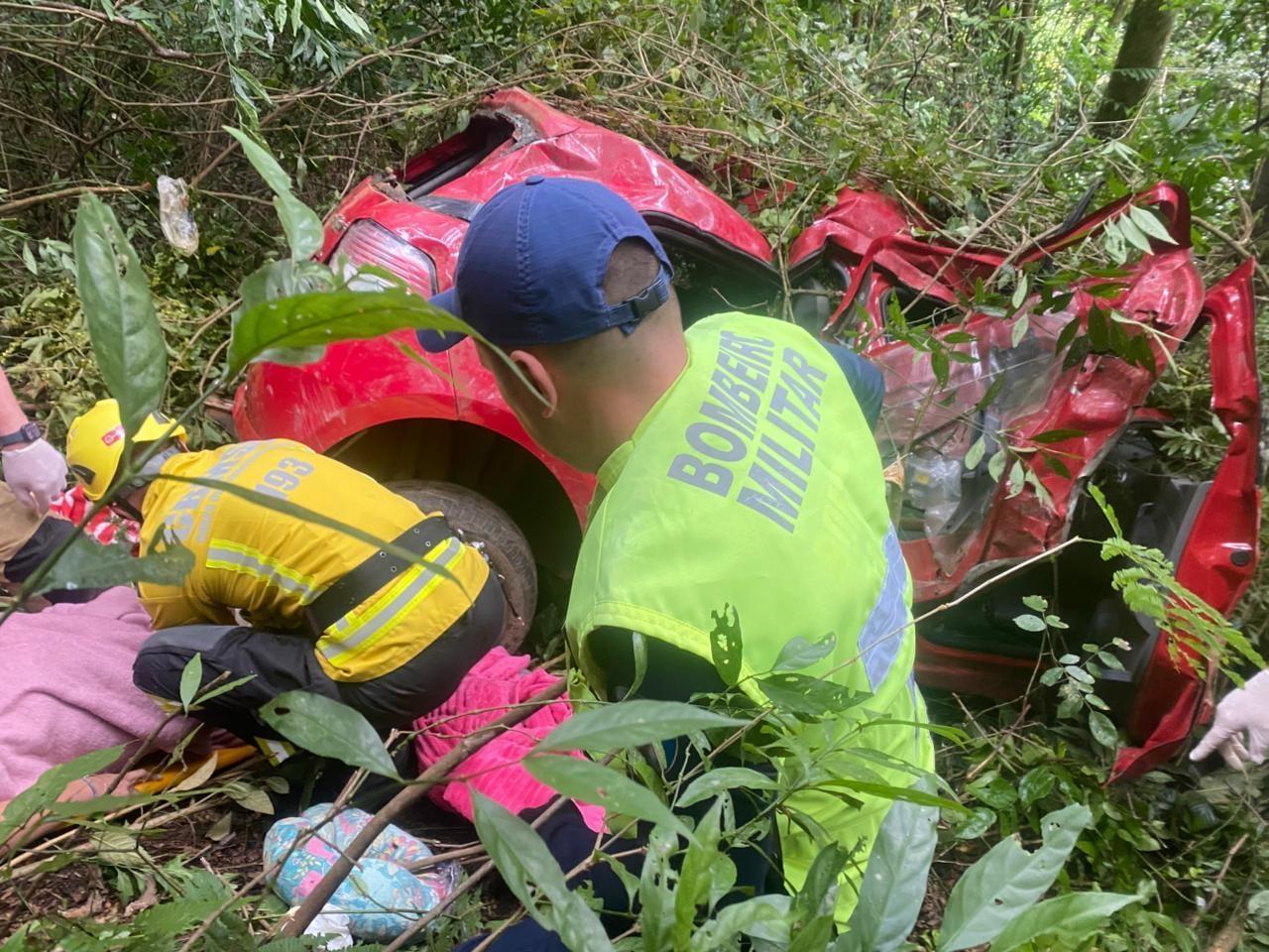 Adolescente fica ferida após carro sair da pista e cair em ribanceira na BR-282 em Alfredo Wagner 