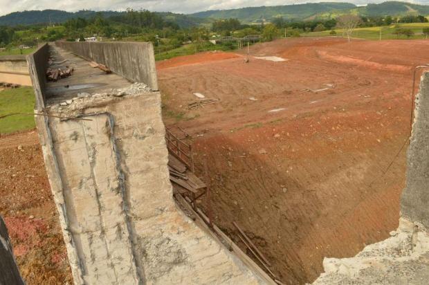 Defesa Civil executa obra emergencial para conter vazamento na barragem de Taió