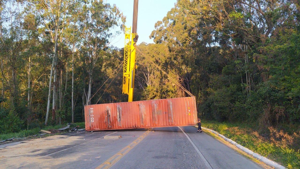 Carreta tomba ao descer a serra de Ibirama e atinge quatro automóveis
