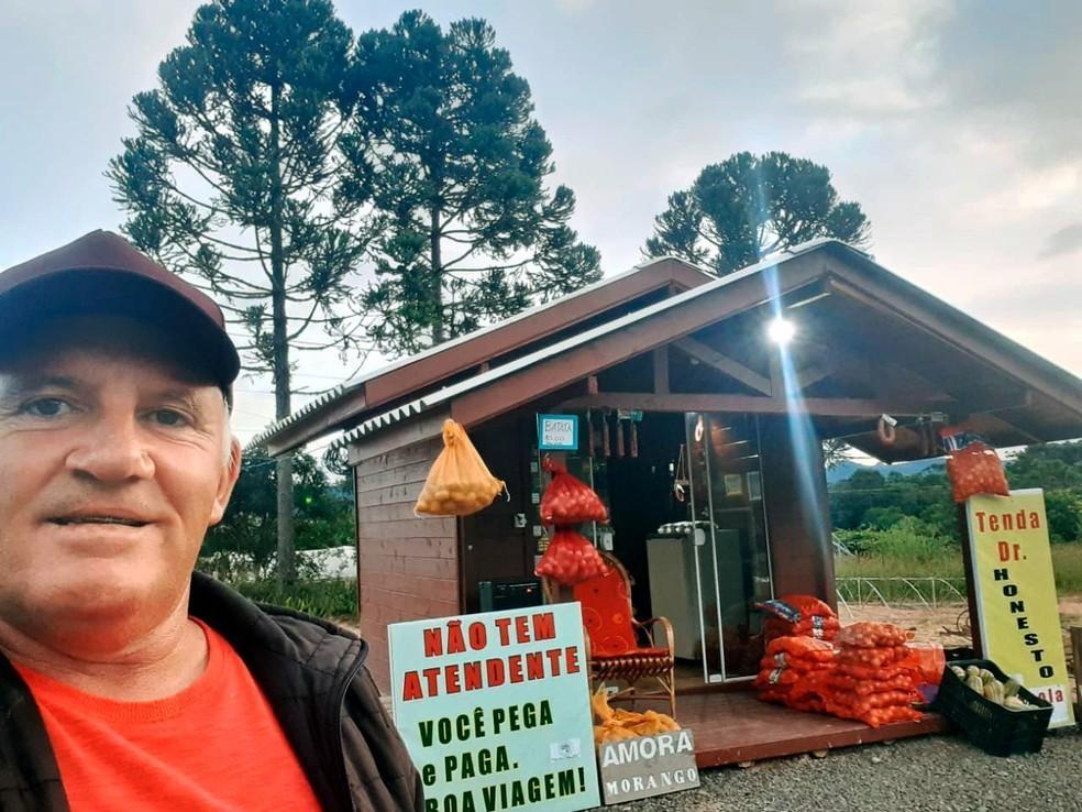 Agricultor abre tenda de produtos orgânicos sem vendedor na BR-282 em Bom Retiro 