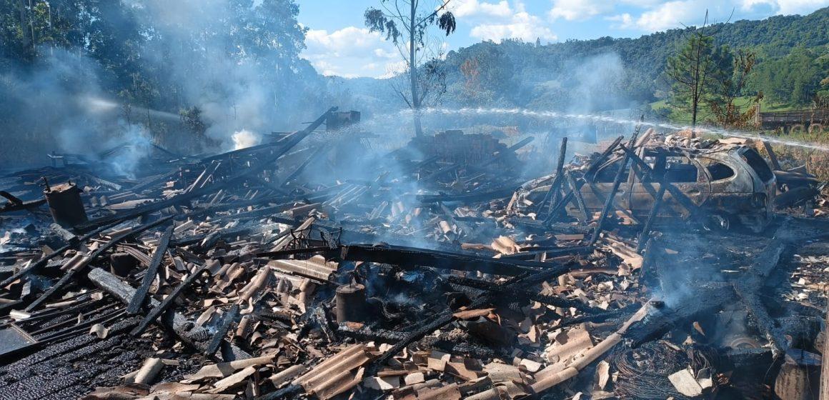 Agricultor perde insumos agrícolas, defensivos e um veículo em incêndio no Alto Vale