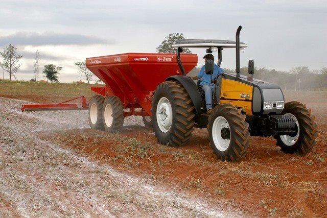 Agricultores de Chapadão do Lageado são beneficiados com horas de máquina e calcário