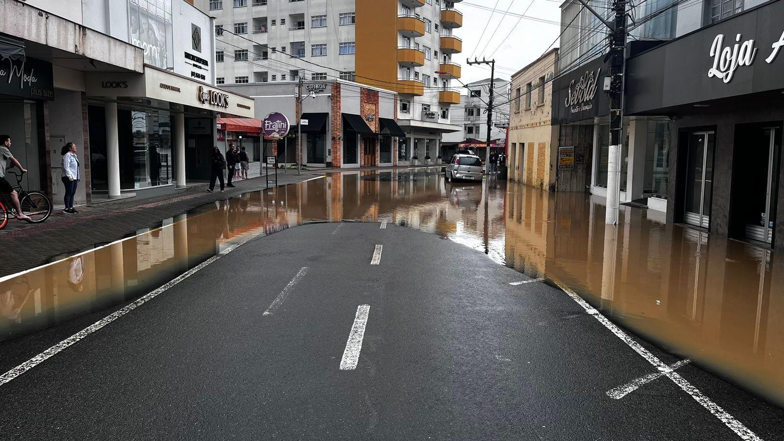 Água atinge o centro de Ituporanga e trânsito é interrompido na rua Presidente Nereu