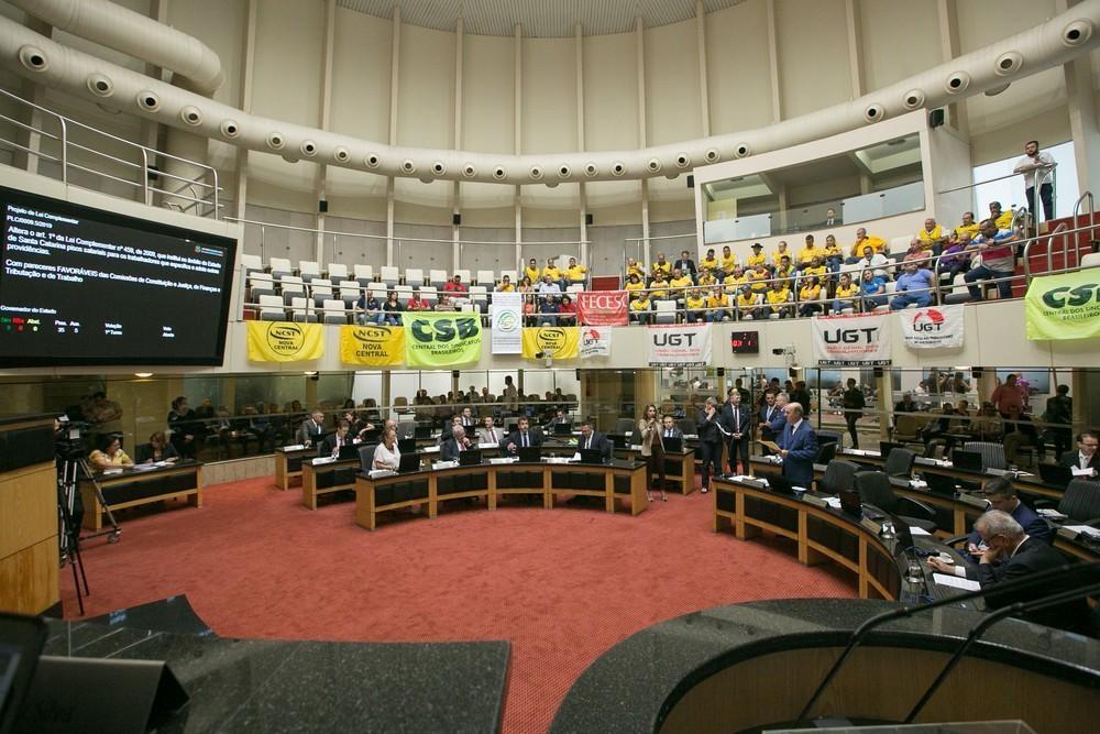 Alesc aprova reajuste médio de 4,29% no salário mínimo regional de SC