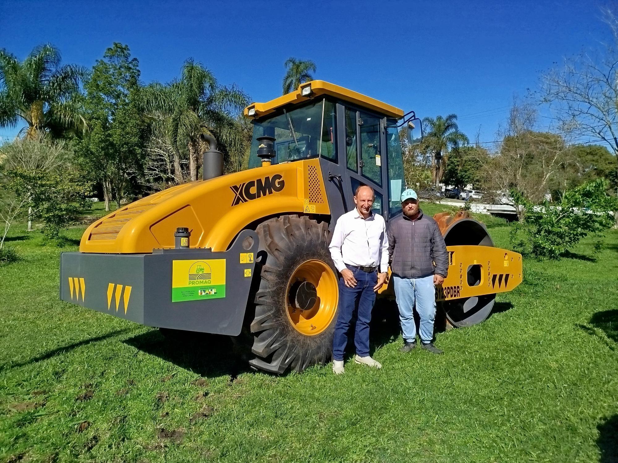 Alfredo Wagner recebe novo rolo compactador e anuncia novidades para estradas e agricultura