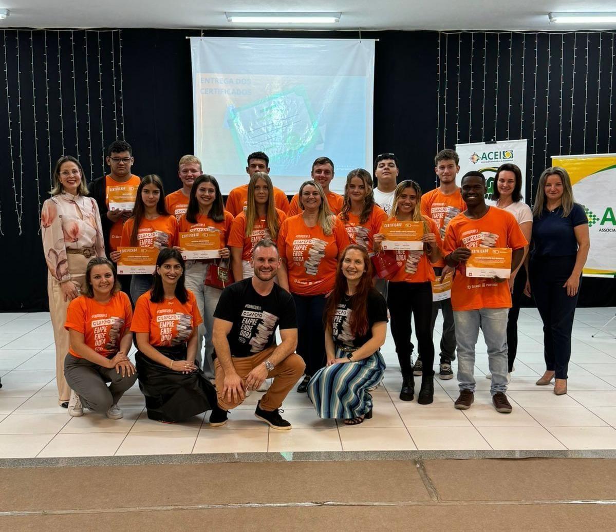 Alunos da Escola Aleixo Dellagiustina se formam no projeto Geração Empreendedora