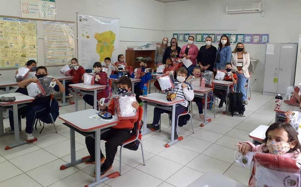 Alunos da rede municipal de Petrolândia recebem kits com uniforme escolar