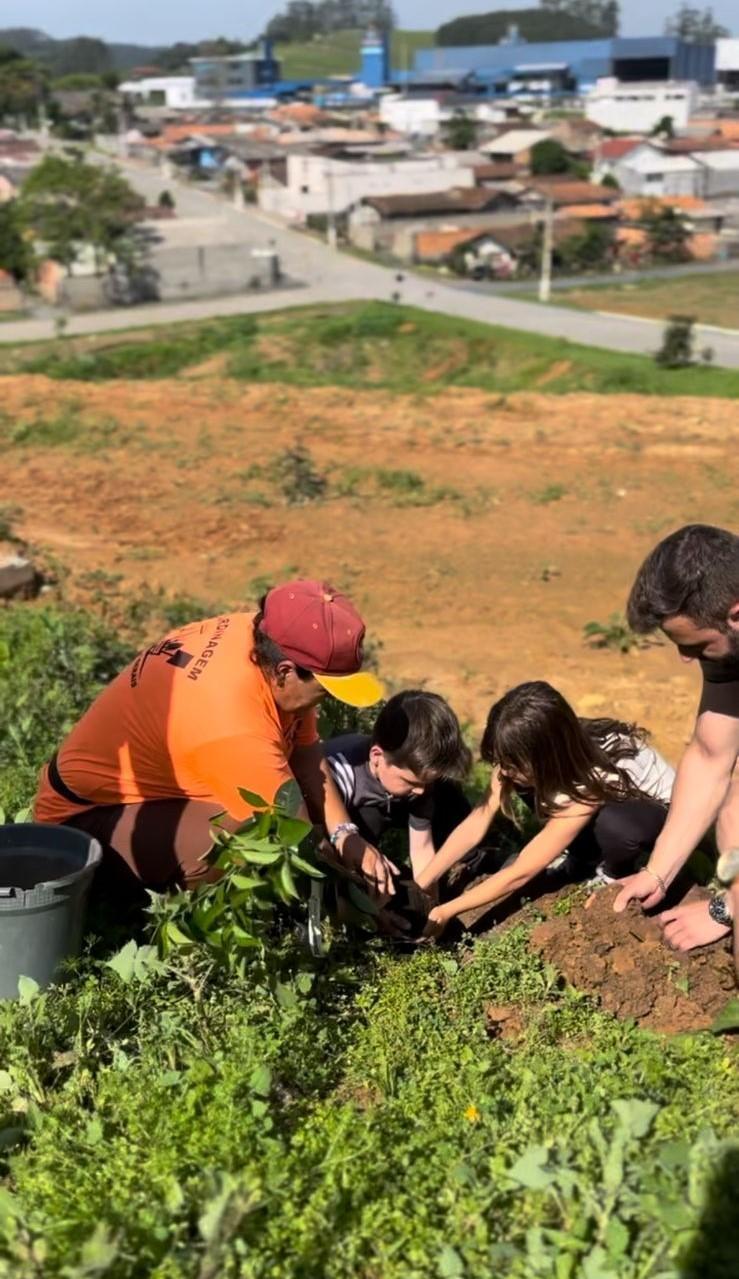 Alunos de Ituporanga participam da ação Plantando para o Futuro do Senar/SC