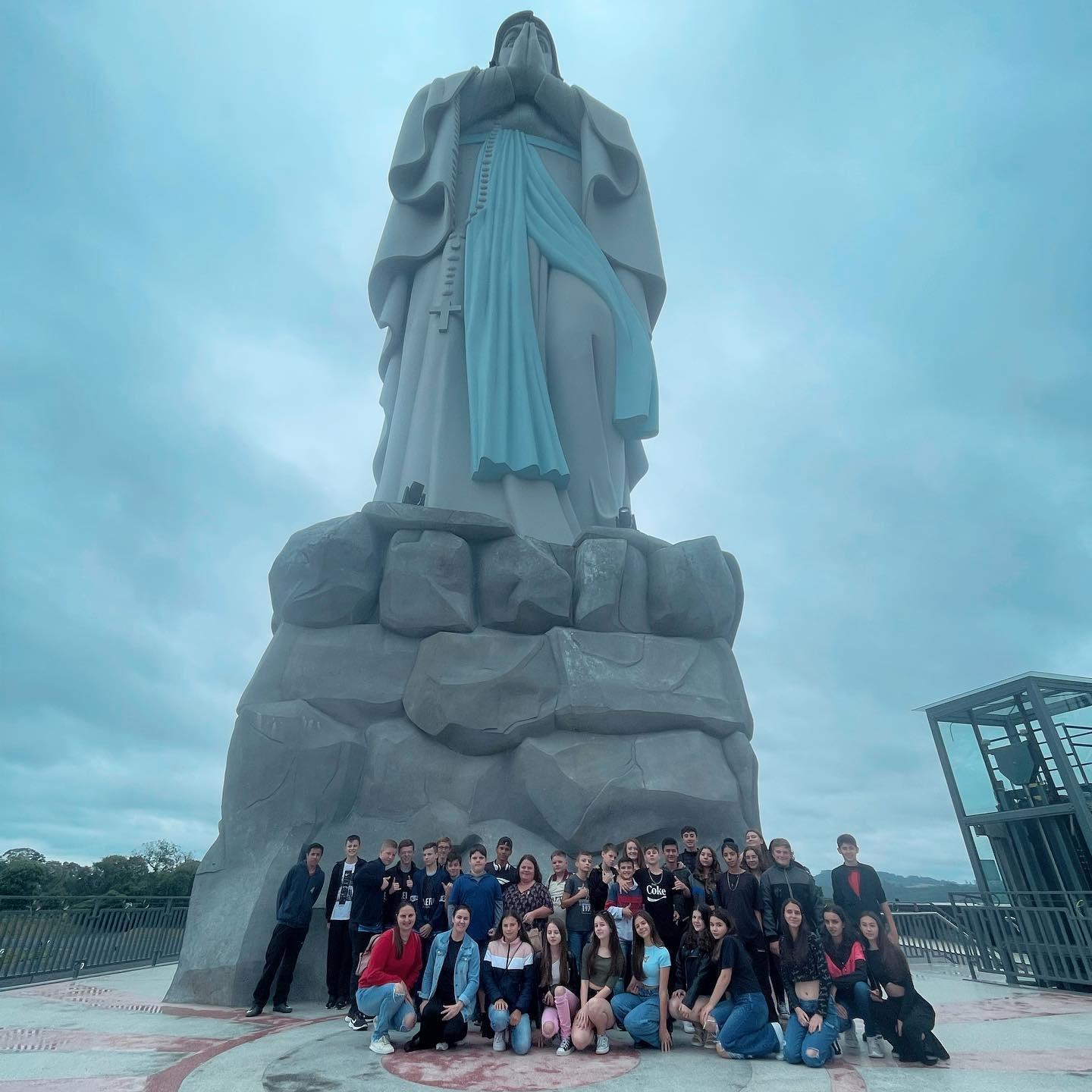 Alunos de Leoberto Leal visitam Complexo Nossa Senhora de Lourdes e do Louvor