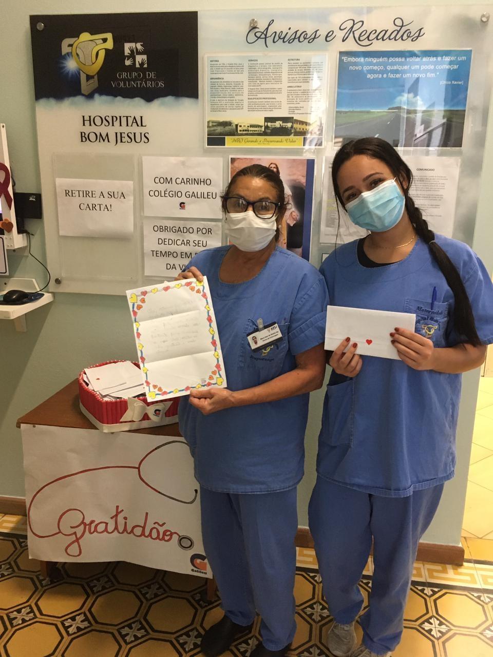 Alunos do Colégio Galileu fazem entrega de cartas e homenageiam os profissionais do Hospital Bom Jesus