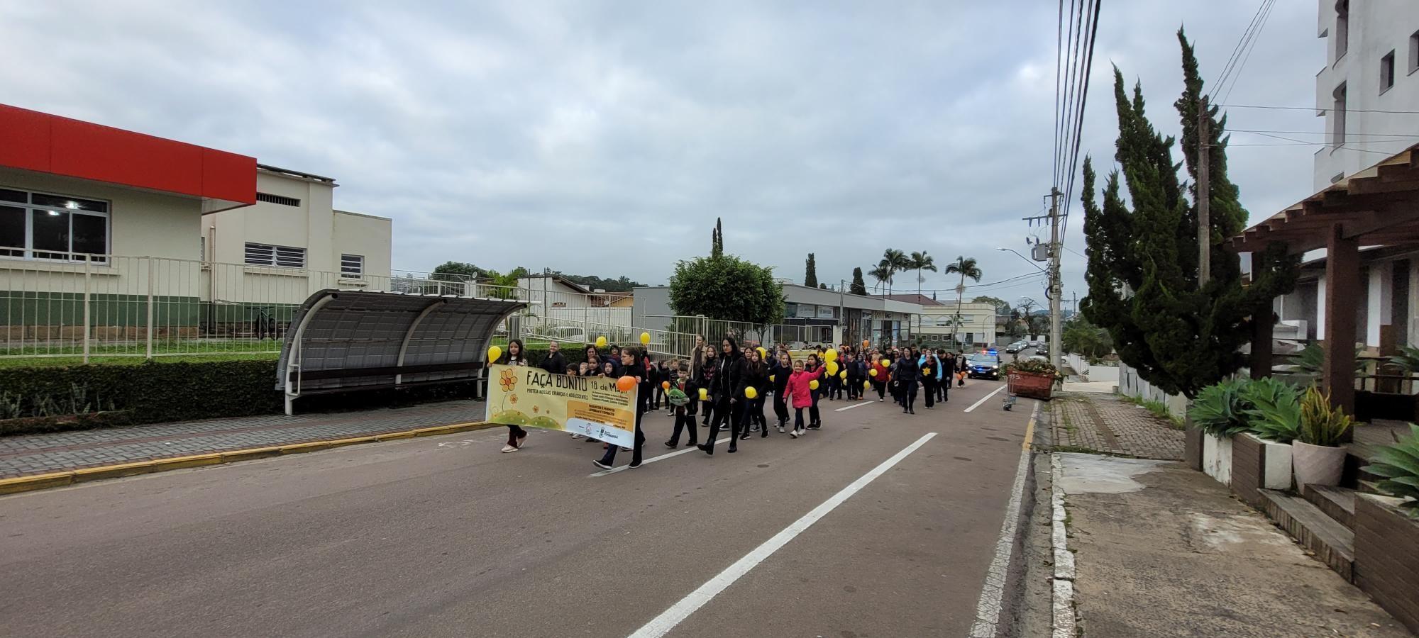 Alunos do Mont’Alverne realizam caminhada em alusão à campanha Maio Laranja